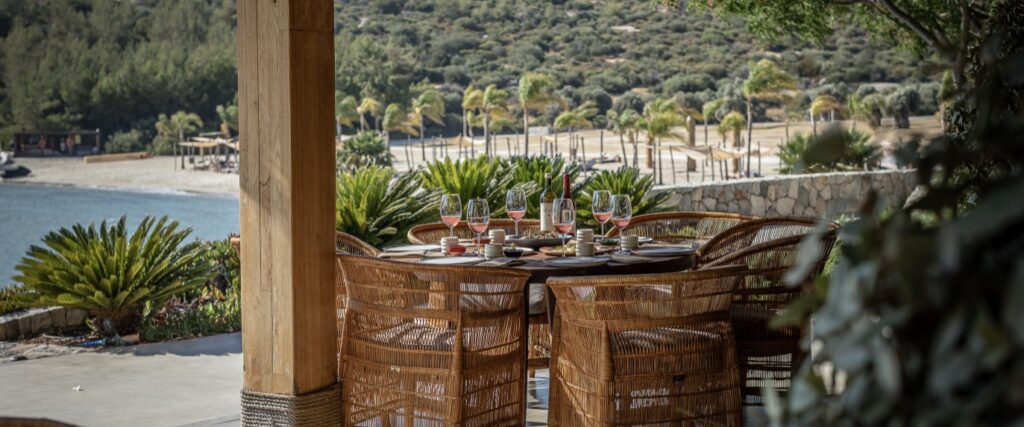Le cadre idyllique du restaurant éphémère We Are Ona sur la plage en Turquie