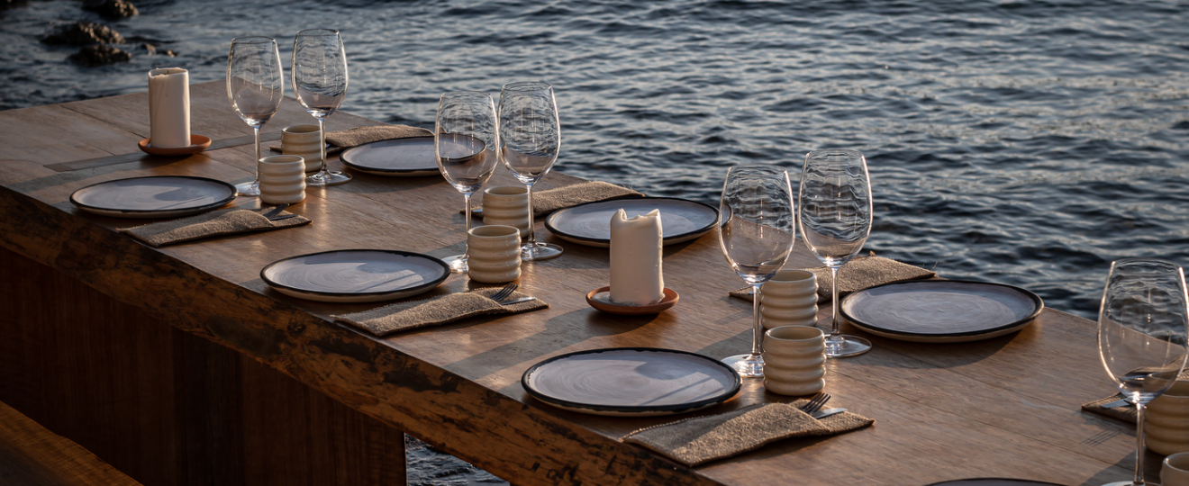 Une table du restaurant éphémère We Are Ona au bord de la mer en Turquie