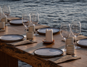 Une table du restaurant éphémère We Are Ona au bord de la mer en Turquie