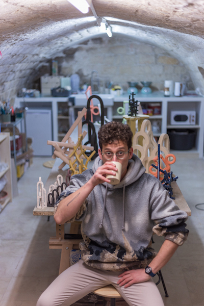 Mesut Ozturk dans sont atelier à Paris