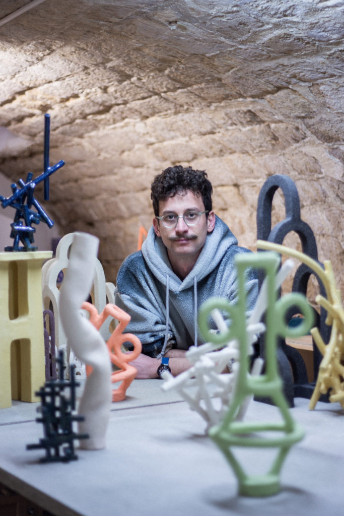 L'artiste céramiste Mesut Öztürk dans son atelier de céramiques ("seramik") à Paris