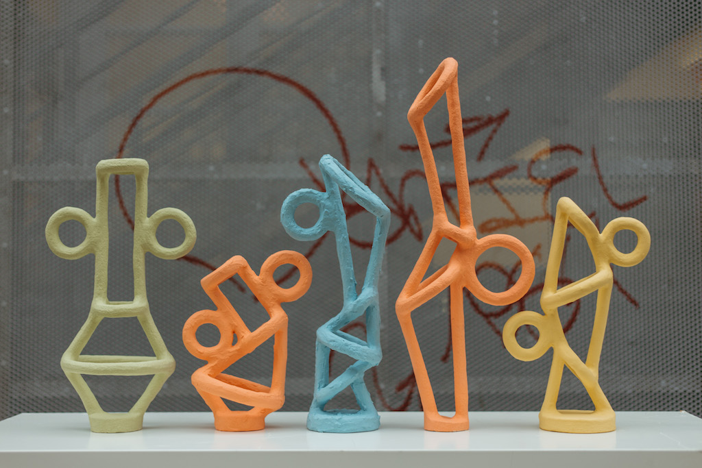 Sculptures colorées (vert, orange, bleu et jaune) de la série "Halka" du sculpteur-céramiste Mesut Öztürk