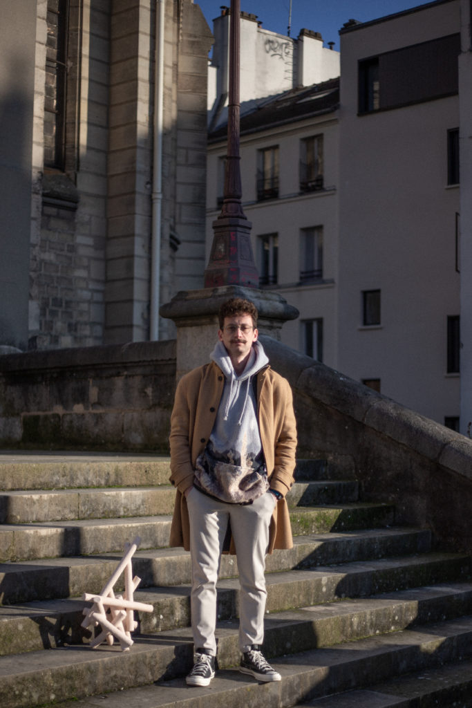 Mesut Ozturk à Paris avec une de ses sculptures Stick en céramique