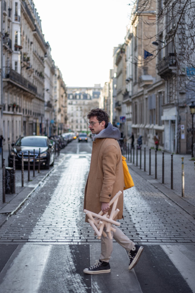 Mesut Ozturk à Paris avec une sculpture de la série Sticks