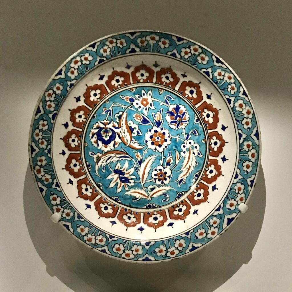 Plat en céramique d'Iznik (Turquie) de l'exposiotn Cartier et les arts de l'islam