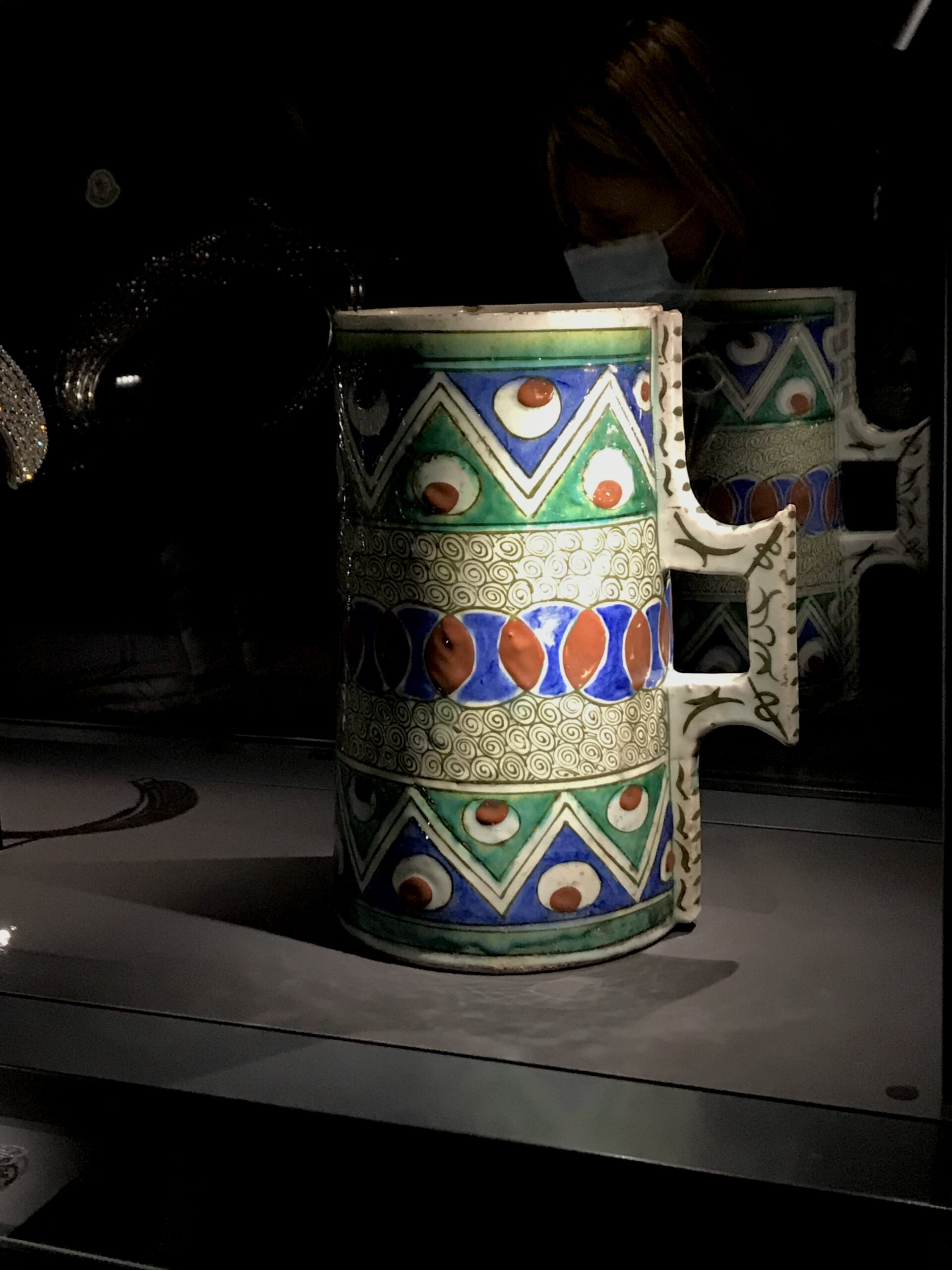 Carafe en céramique d'Iznik (Turquie) à l'exposition Cartier des Arts déco