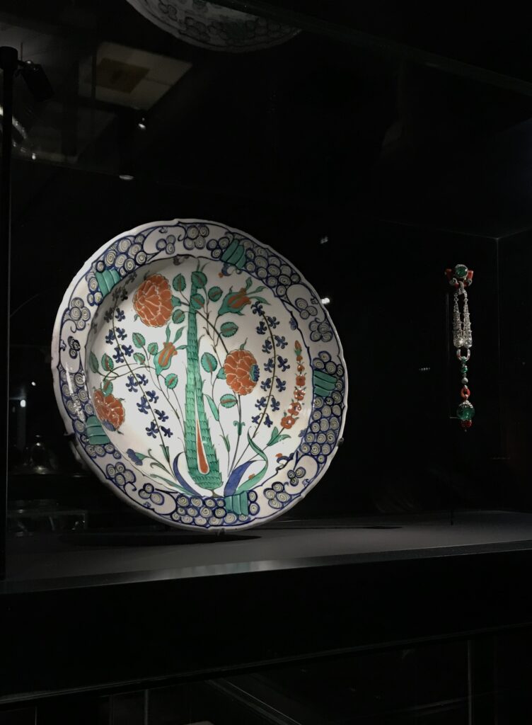 Plat d'Iznik (Turquie) avec un collier du bijoutier Cartier