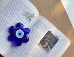 Nazar boncuk en forme de fleur et un livre sur le raki turc