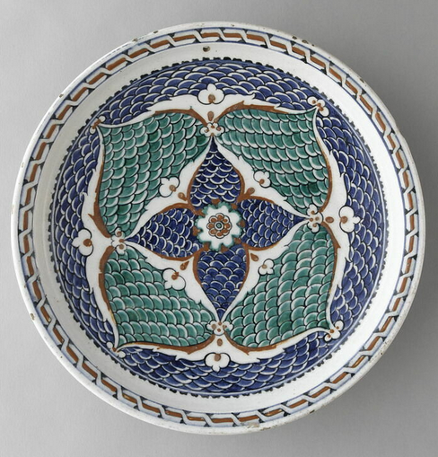 Plat en céramique d'Iznik conservé au musée du Louvre et exposé au MAD pour l'exposition Cartier