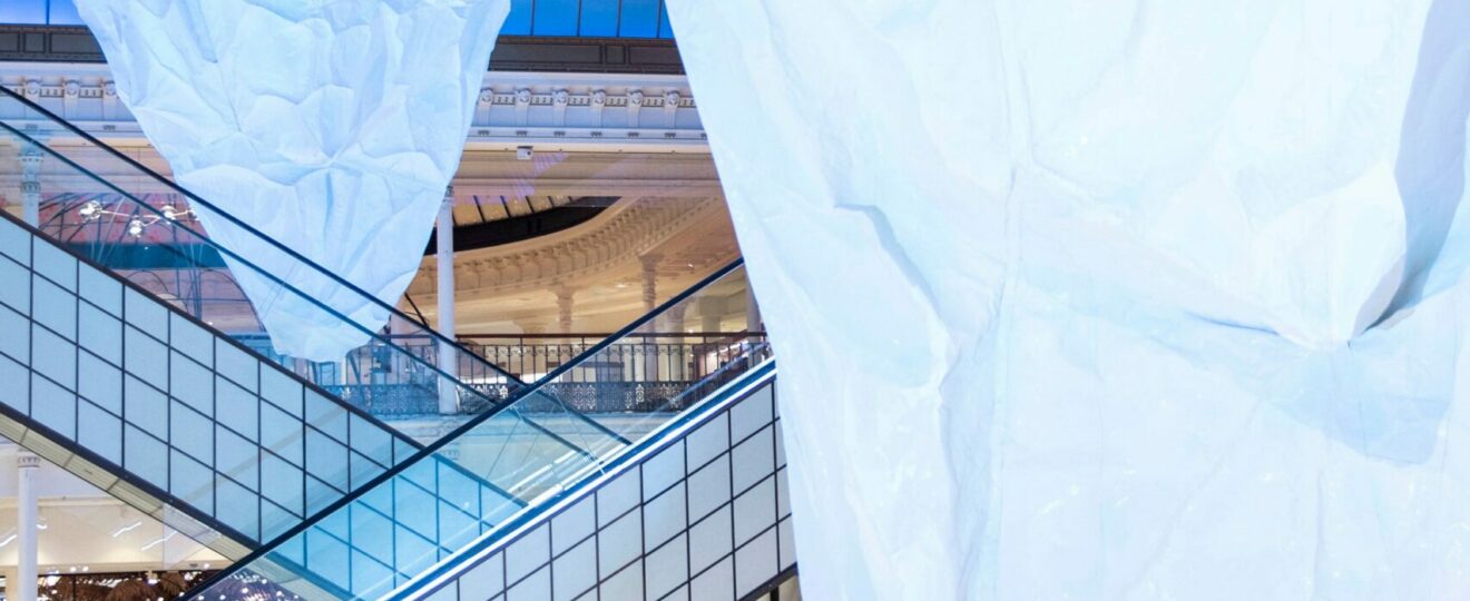 Icebergs de Mehmet Ali Uysal (artiste plasticien turc) pour l'aexposition Su (eau) au Bon Marché Rive Gauche