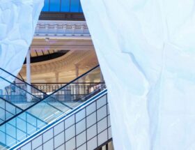 Icebergs de Mehmet Ali Uysal (artiste plasticien turc) pour l'aexposition Su (eau) au Bon Marché Rive Gauche