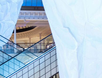 Icebergs de Mehmet Ali Uysal (artiste plasticien turc) pour l'aexposition Su (eau) au Bon Marché Rive Gauche