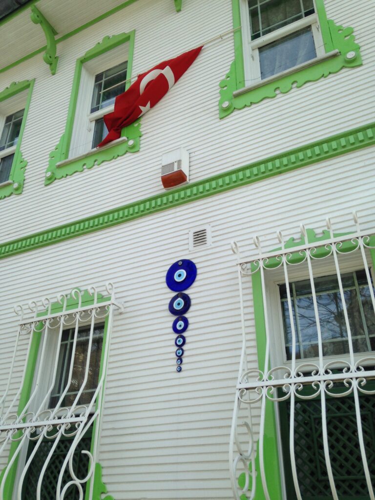 Nazar boncukları sur une maison de Kanlica (Istanbul) en Turquie