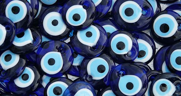 Des nazar boncuks (oeil turc) : amulettes contre le mauvais oeil