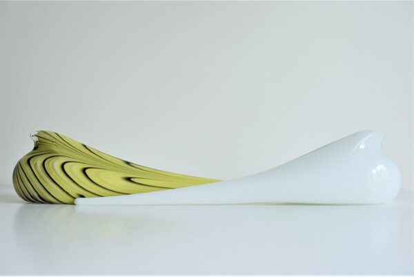 Paire de tourterelles d'Istanbul jaune et blanche en verre par l'artiste Meral Deger