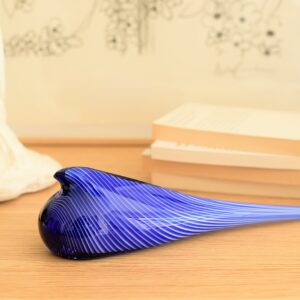 Tourterelle d'Istanbul bleu cobalt en verre par Meral Deger sur un buffet
