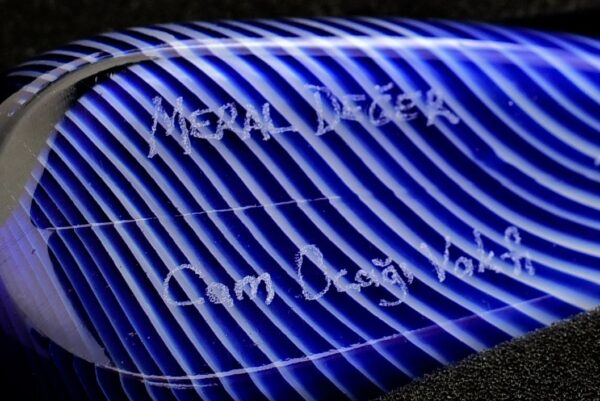 Signature sur la tourterelle d'Istanbul bleu cobalt en verre par l'artiste Meral Deger