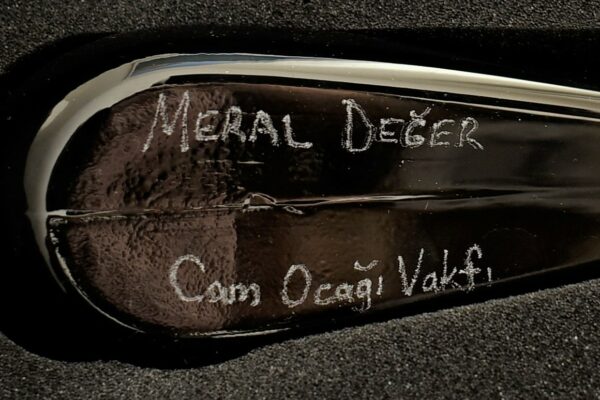 Signature sur la tourterelle d'Istanbul noire en verre par l'artiste Meral Deger