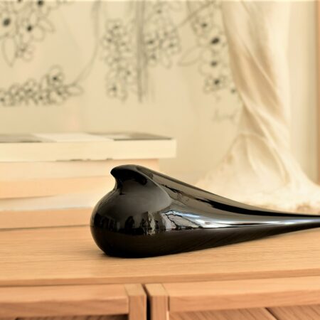 Tourterelle d'Istanbul noire en verre par Meral Deger sur un meuble
