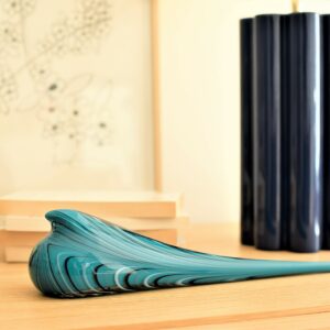 Tourterelle d'Istanbul turquoise en verre par Meral Deger sur un buffet