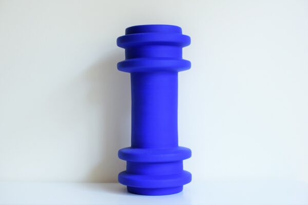 Vase Totem en céramique bleu électrique par Zeynep Severge