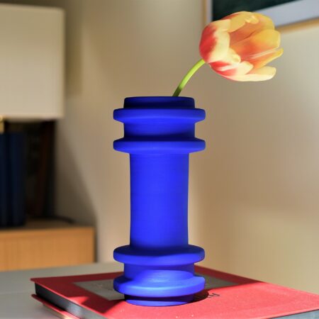 Vase Totem en céramique bleu électrique par Zeynep Severge