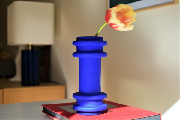 Vase Totem en céramique bleu électrique par Zeynep Severge