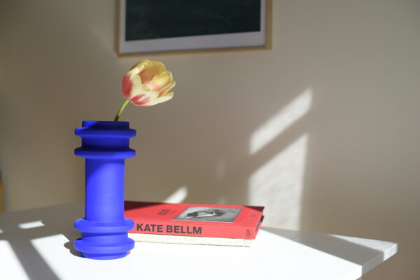Le vase Totem bleu klein en céramique de Zeynep Severge