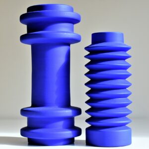 Vases Totem et Zigzag en céramique bleu électrique par Zeynep Severge