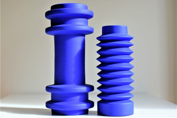Vases Totem et Zigzag en céramique bleu électrique par Zeynep Severge