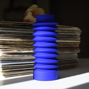 Le vase Zigzag bleu klein en céramique de Zeynep Severge