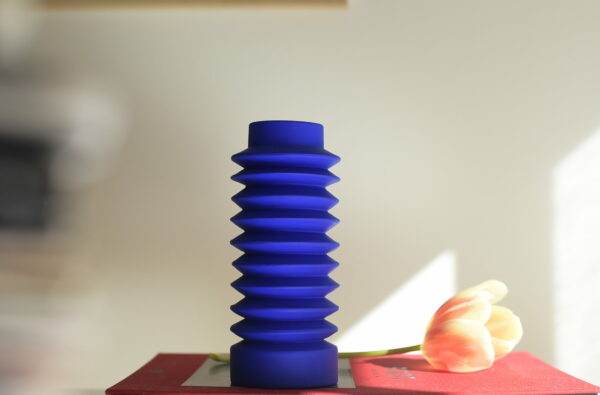 Le vase Zigzag bleu klein en céramique de Zeynep Severge