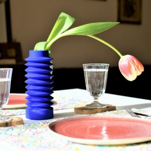 Vase Zigzag en céramique bleu électrique par Zeynep Severge