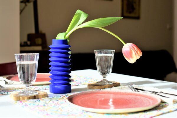 Vase Zigzag en céramique bleu électrique par Zeynep Severge