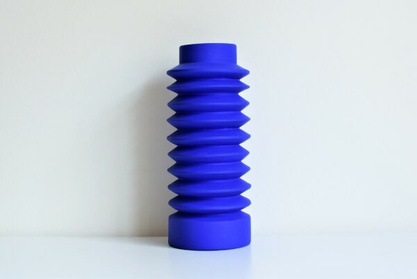Vase Zigzag en céramique bleu électrique par Zeynep Severge