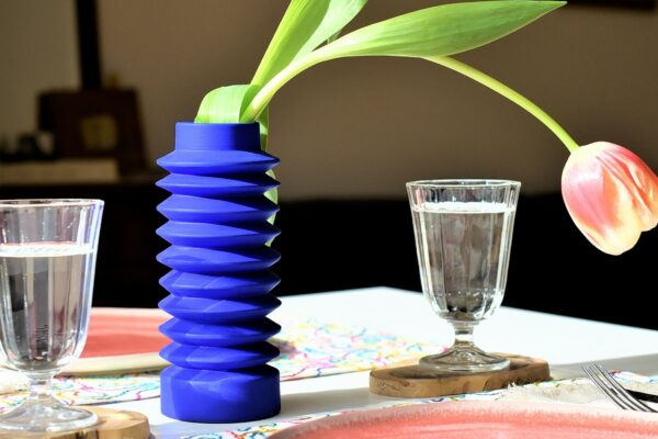 Vase Zigzag en céramique bleu électrique par Zeynep Severge