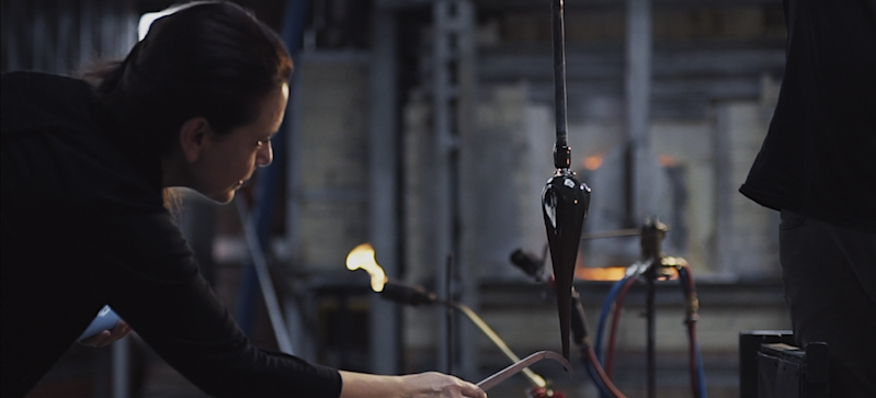 Meral Deger en train de fabriquer une tourterelle dans l'atelier de verre