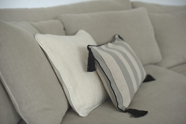 Housse de coussin faite main en coton avec des rayures noires