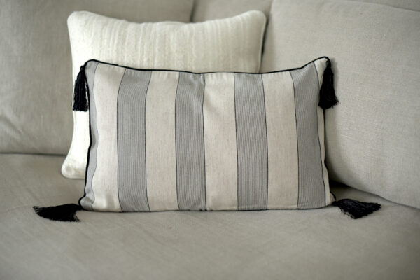 Housse de coussin faite main en coton avec des rayures noires