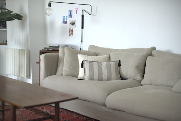 Housse de coussin faite main en coton avec des rayures noires