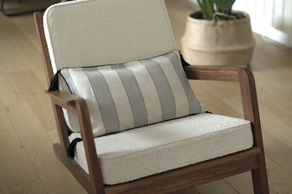 Housse de coussin faite main en coton avec des rayures noires