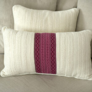 Coussin "Ayse" crème et rose, fait-main en laine
