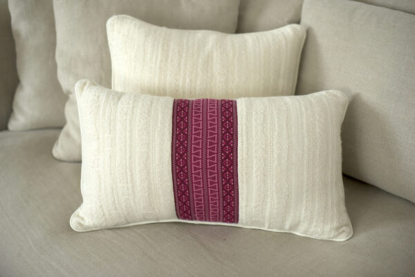 Coussin "Ayse" crème et rose, fait-main en laine