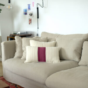 Coussin "Ayse" crème et rose, fait-main en laine
