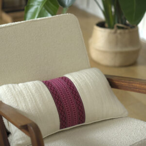 Coussin "Ayse" crème et rose, fait-main en laine