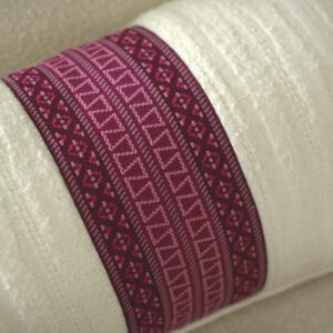Coussin "Ayse" crème et rose, fait-main en laine