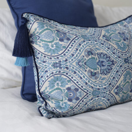 Housse de coussin bleue aux motifs turcs Iznik