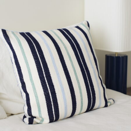 Housse de coussin tissée et cousue à la main avec des rayures bleu marine, bleu ciel et vert d'eau