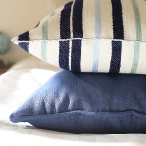 Housse de coussin tissée et cousue à la main avec des rayures bleu marine, bleu ciel et vert d'eau