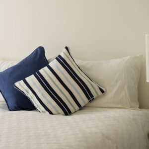 Housse de coussin tissée et cousue à la main avec des rayures bleu marine, bleu ciel et vert d'eau